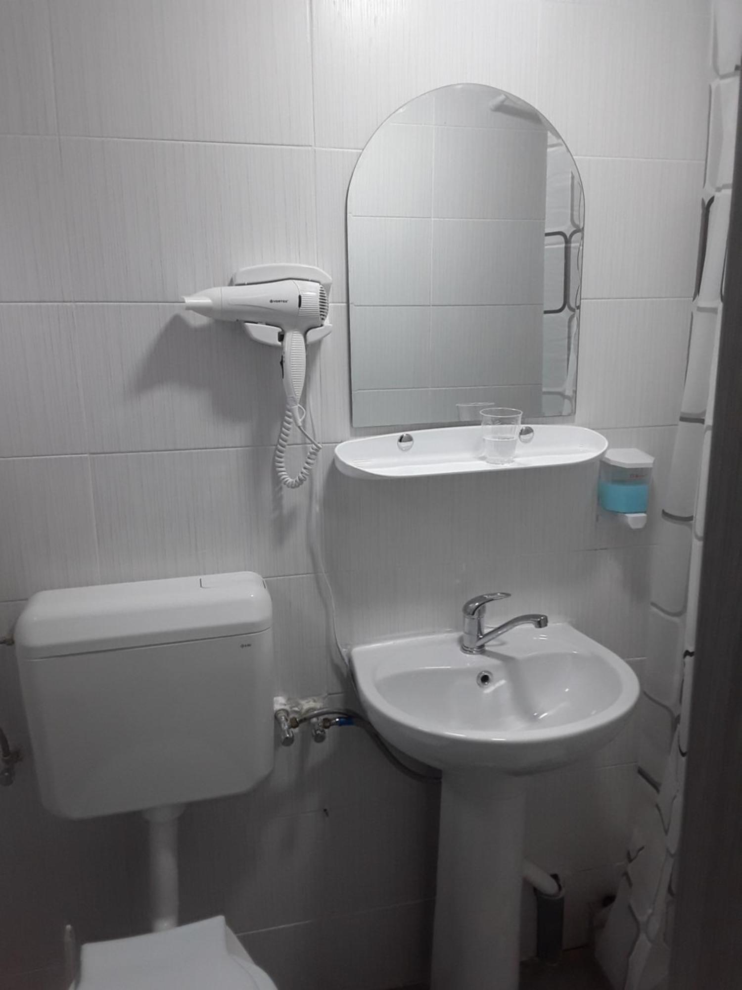 Aura'S West Accommodation Private Parking In Front Yard بوخارست المظهر الخارجي الصورة